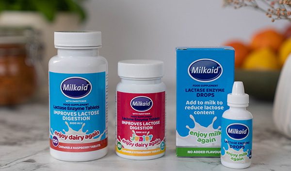 Behandeln Sie Laktoseintoleranz mit dem Milkaid-Sortiment mit Kautabletten, Laktase-Enzym-Tropfen und Milkaid Junior für Kinder